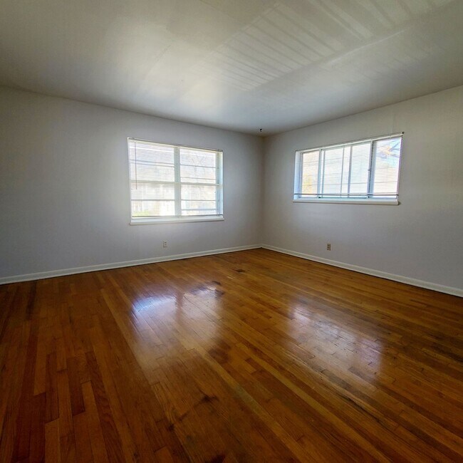 Building Photo - Great 1 Bedroom 1 Bath Apartment