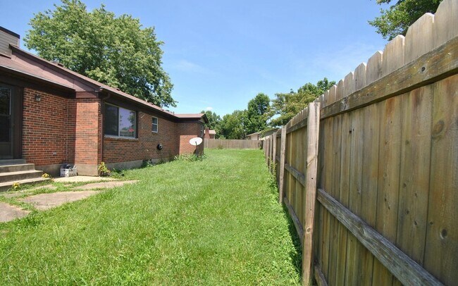Building Photo - Available 07/27/26 - East Louisville 3 bed, 1.5 bath ranch on corner lot