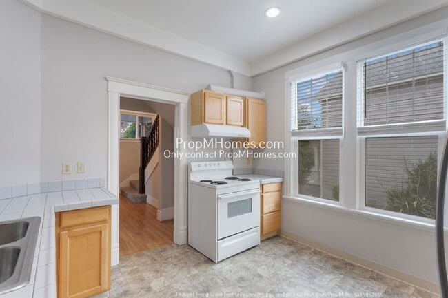 Building Photo - Beautiful Three Bedroom Home in the Heart of Oregon City!