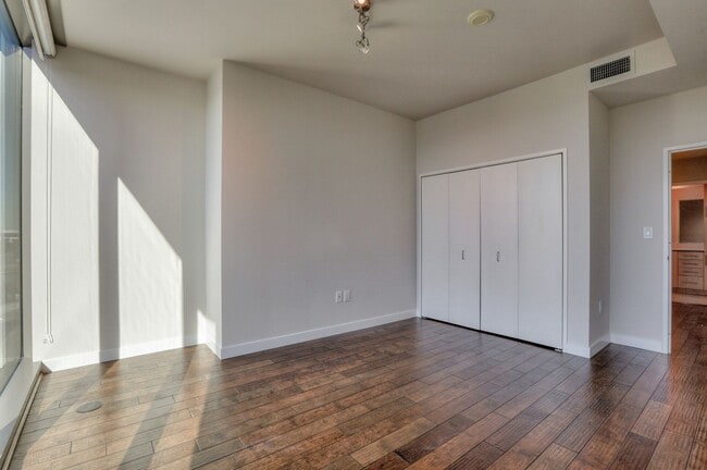 Building Photo - Gorgeous 1 Bedroom Condo with Floor to Cei...