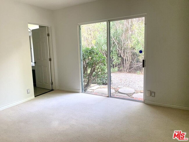 Building Photo - 10216 Cielo Dr