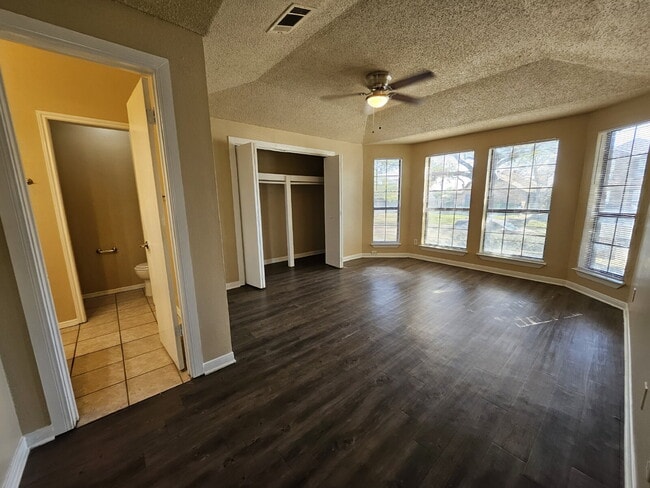 Building Photo - $2000 MESQUITE- Beautiful home with open f...