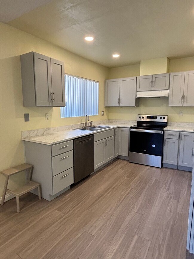 Building Photo - 6065 California Ave