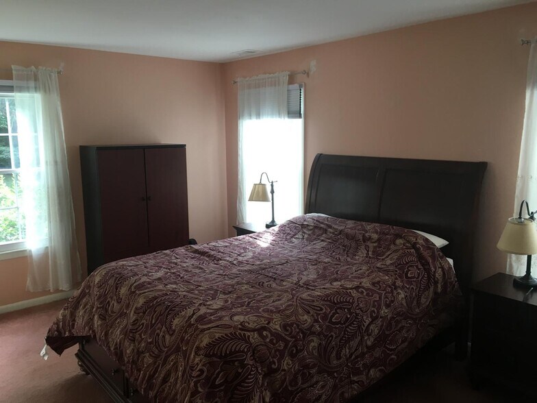 Master Bedroom - 115 Cascade Ct