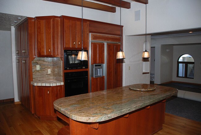 Building Photo - Newlands Manor 3 BR/2.5 Bath/2 Car Garage Custom Home