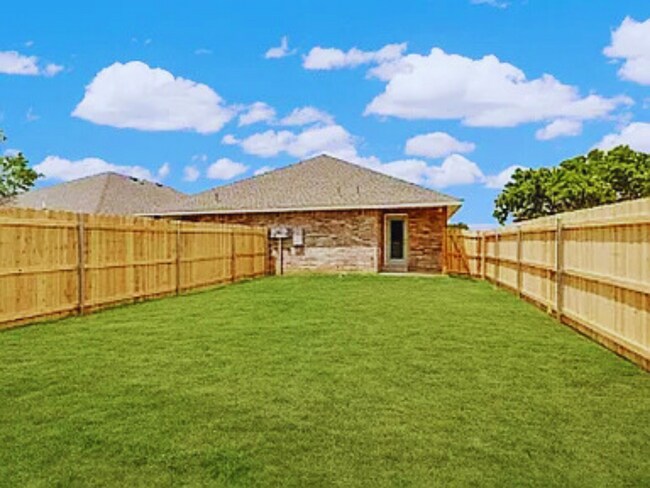 Building Photo - Newly Available – Modern 2-Bedroom Duplex in Lawton!