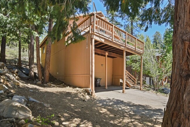 Building Photo - Cozy Armstrong Tract Long Term Furnished L...