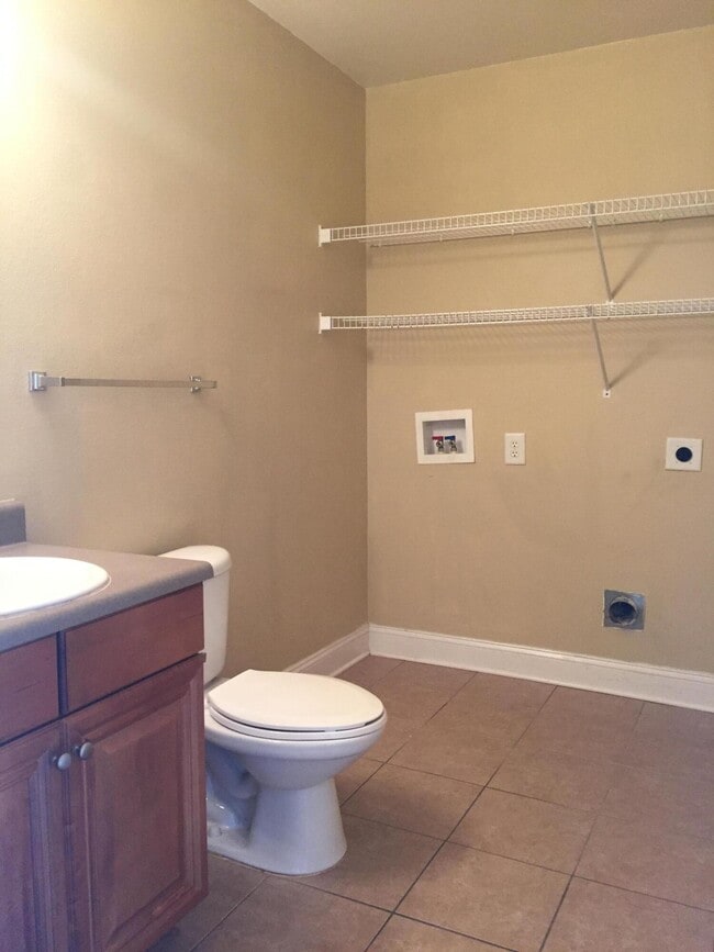 Building Photo - 734 Majestic Dr