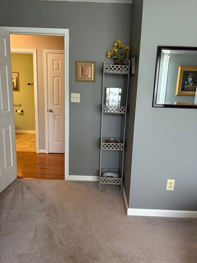 Building Photo - Large, private home in Rivercliff