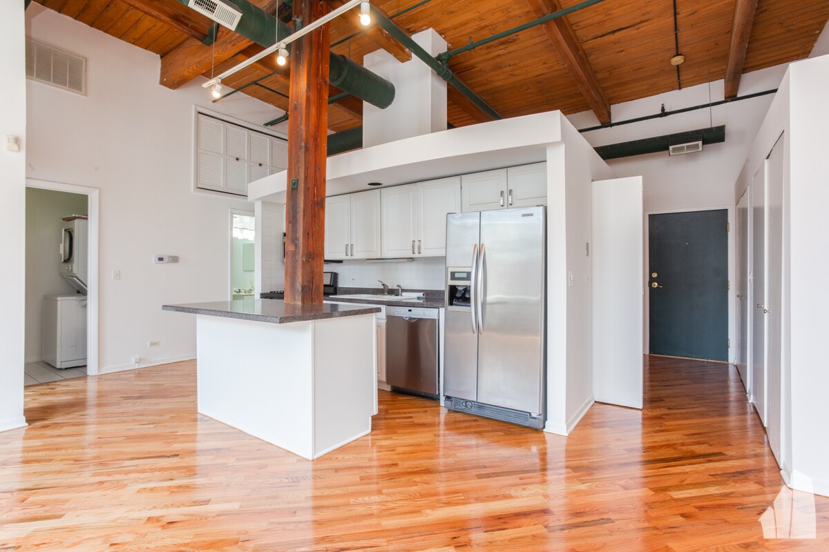 Building Photo - 2222 W Diversey Ave