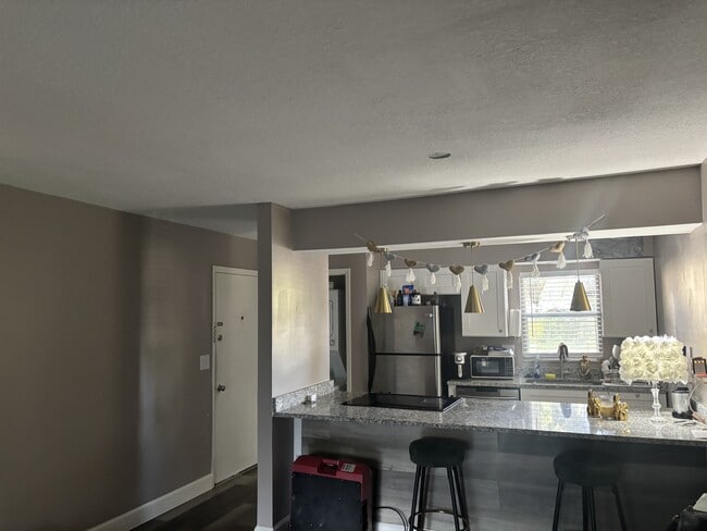 Building Photo - 1950 Paine Ave