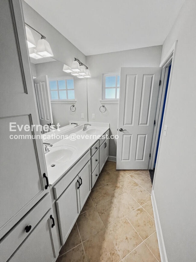 Building Photo - 2007 Oak Trail Dr