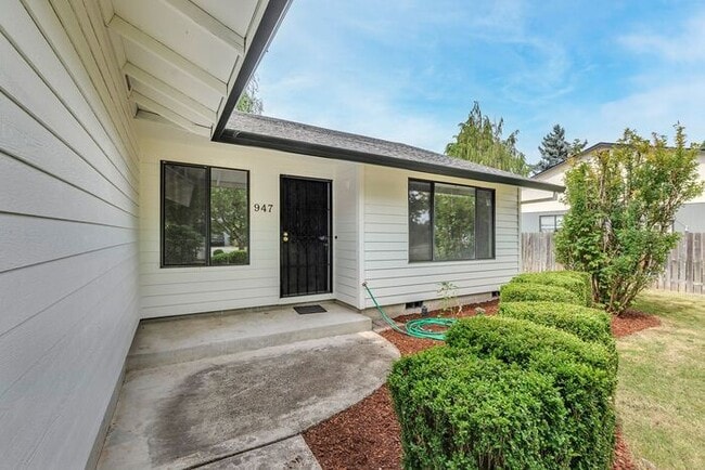 Building Photo - Updated Single Level Home with Large Fenced Yard