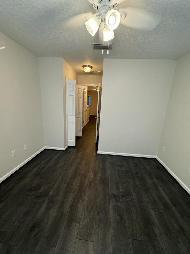 Building Photo - 3 Bedroom 2.5 Bath townhome in Durbin