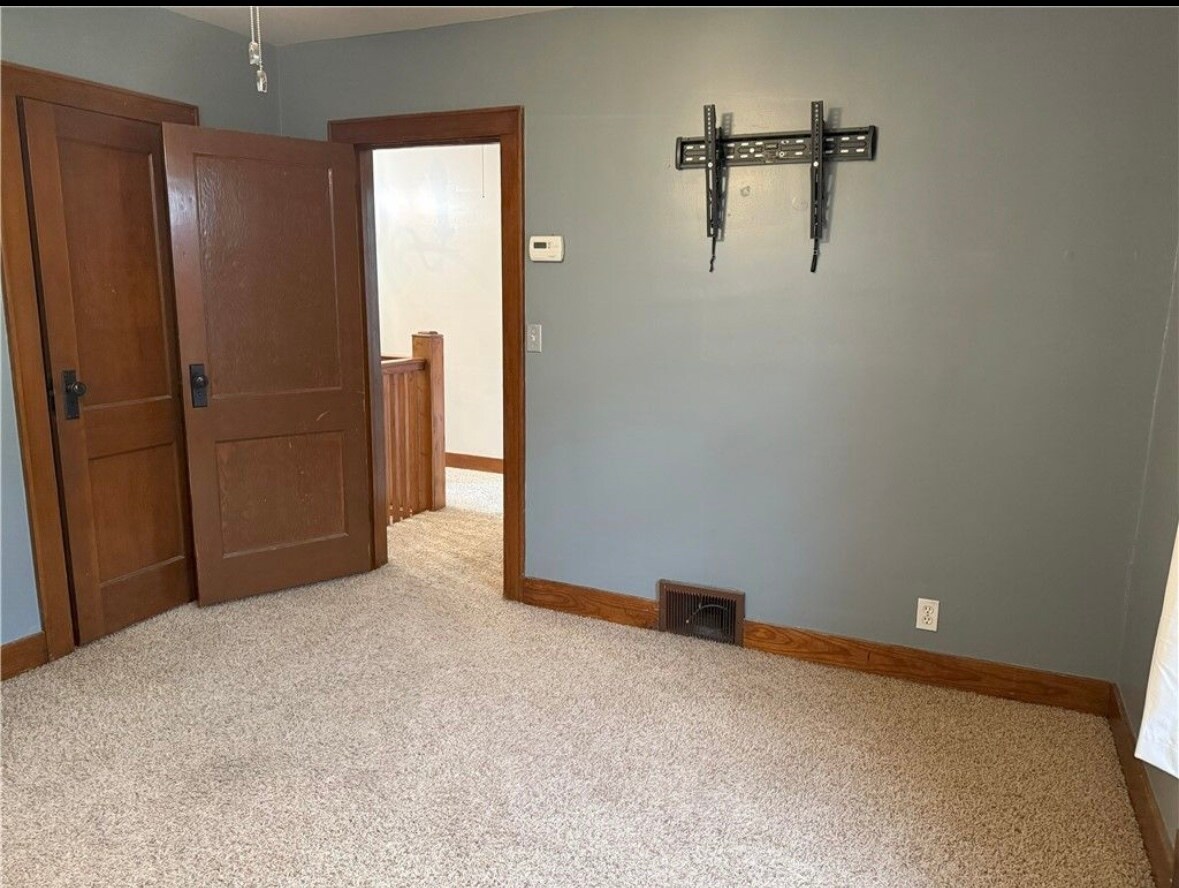 Building Photo - 607 W Saint Anthony Ave