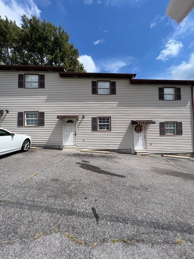 Building Photo - Hillbilly Private Drive