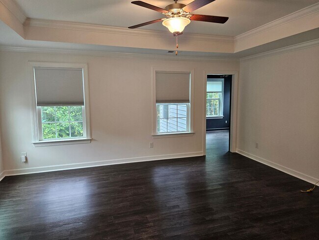 Building Photo - Beautiful unfurnished 3 bed 2.5 bath home ...