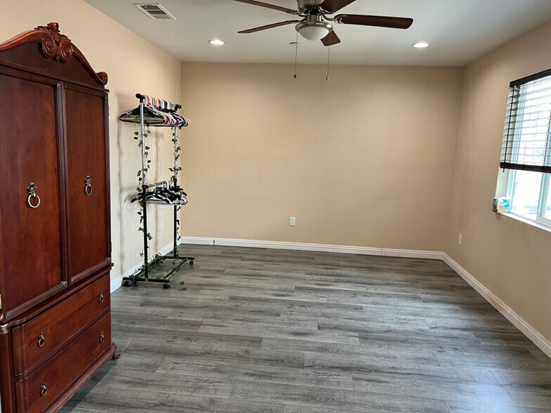 Building Photo - 10627 Lind Ave