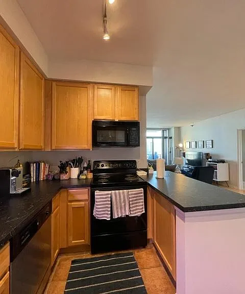 Building Photo - 1 bedroom in Chicago IL 60654