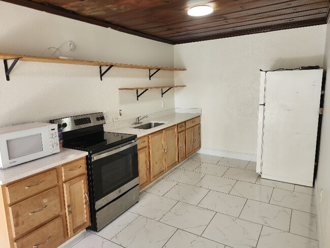 Building Photo - 1335 E Bay St