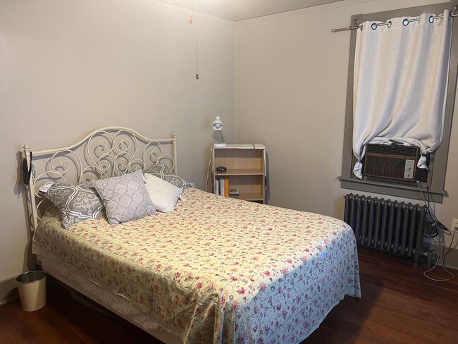 Building Photo - Historic 3 bedroom 1.5 bath home!