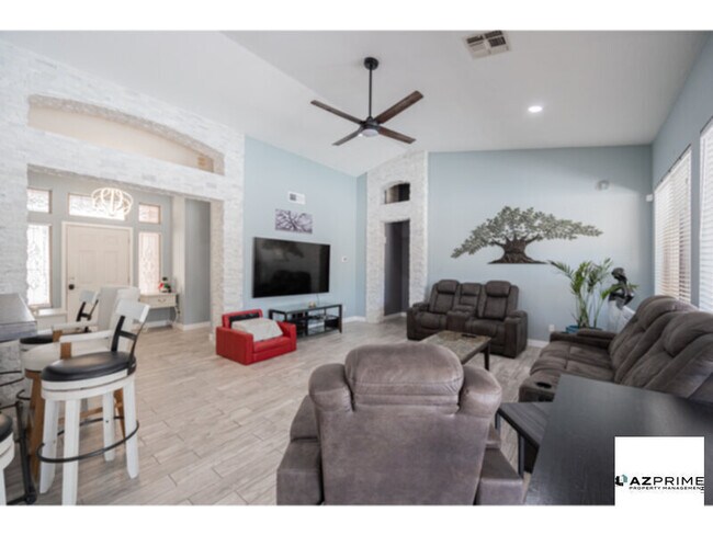 Building Photo - Live in luxury in this Exceptional 3/2 Gle...