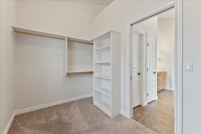 Building Photo - Quiet, Convenient, and Spacious 5 Bedroom 4 Bathroom Home