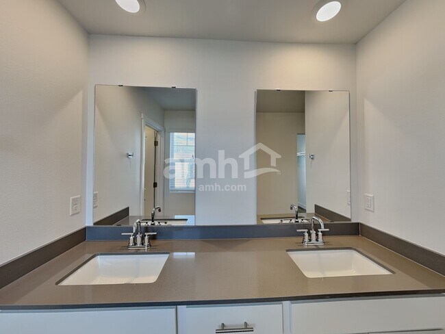 Building Photo - 4816 85th Dr NE