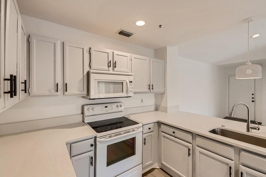 Building Photo - 4002 Crockers Lake Blvd