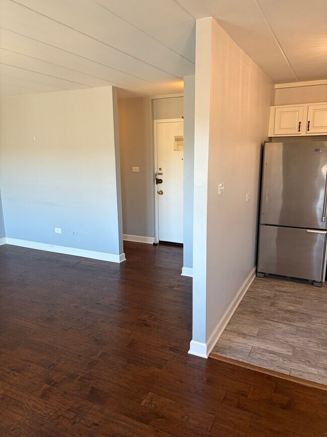 Building Photo - 6161 N Hoyne Ave