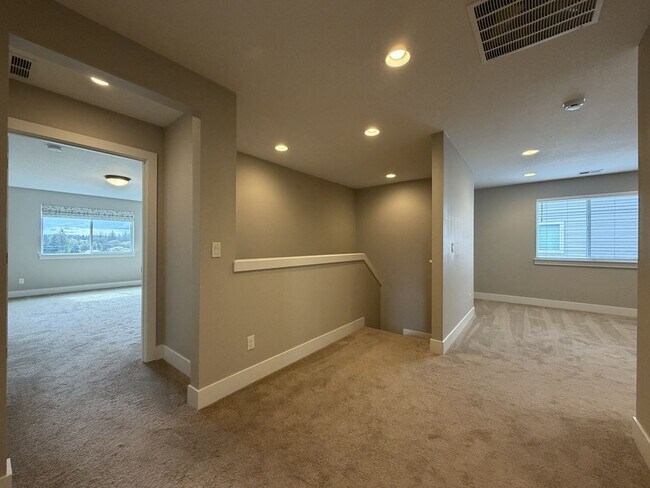 Building Photo - 12425 SW Silvertip St