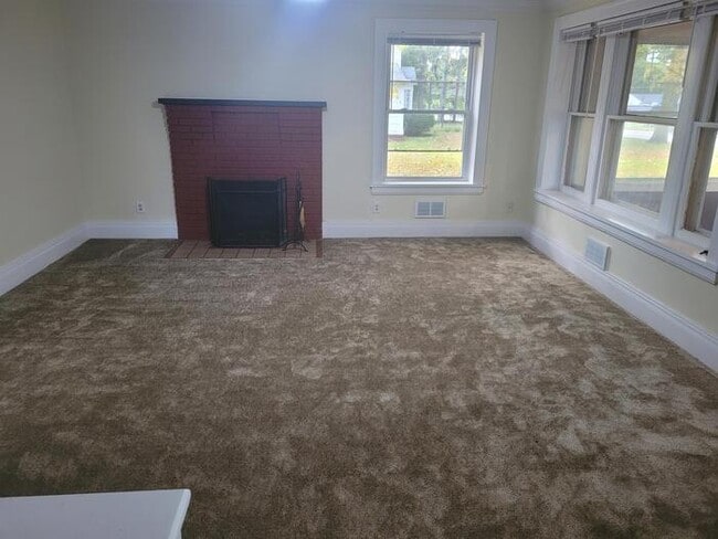 Building Photo - Perfect For Student Housing! 4 Bedroom Hou...