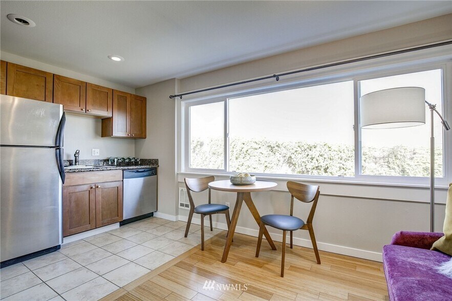 Building Photo - 705 E Republican St