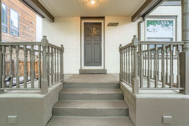 Building Photo - Stylish Home in the Heart of Highland with...