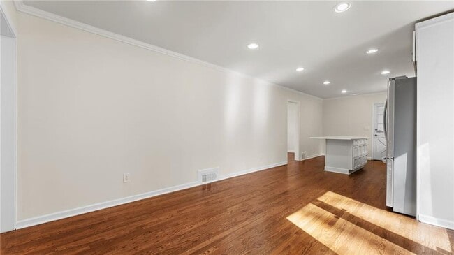 Building Photo - 2038 S Akin Dr