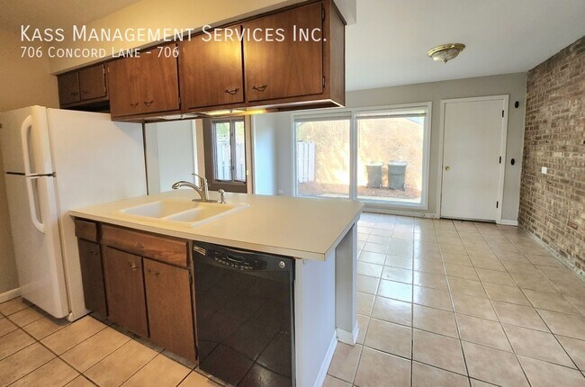 Building Photo - 706 Concord Ln