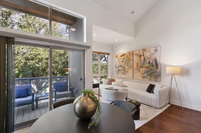 Building Photo - Gorgeous townhouse