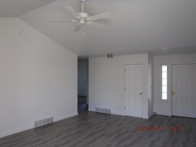 Building Photo - Centrally Located and Updated 3BD 2BA