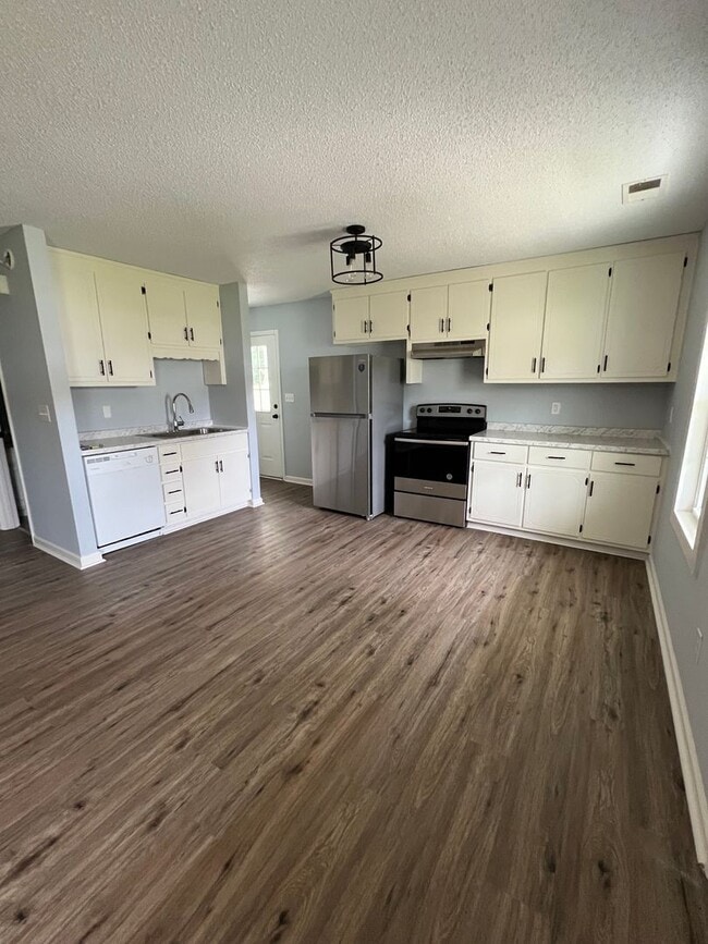 Building Photo - 3 Bedroom 1.5 Bath Home