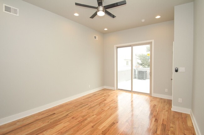 Building Photo - Large Point Breeze Home