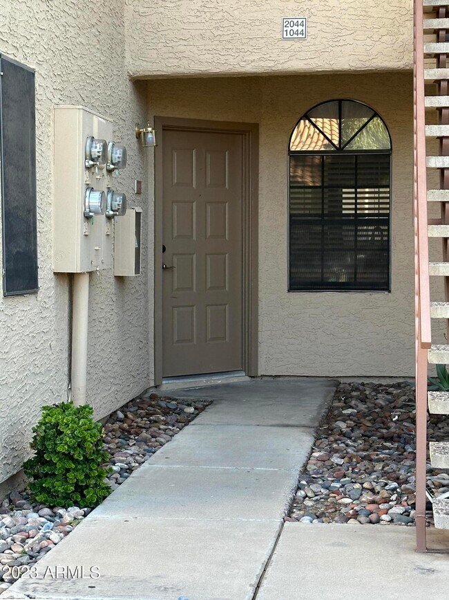 Building Photo - 930 N Mesa Dr