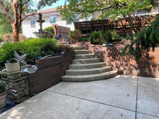 Building Photo - Charming 3 Bedroom, 3 Bathroom Ranch Home ...