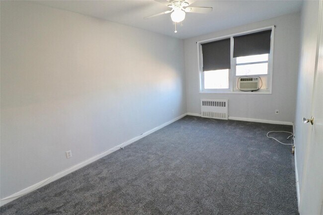 Building Photo - 1 Sadore Ln