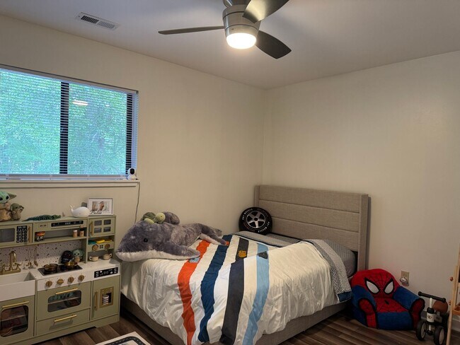 Building Photo - 1517 College Way