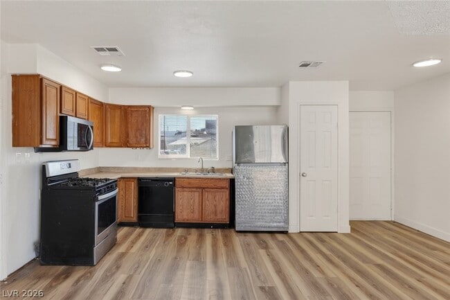 Building Photo - 1320 Gold Ave