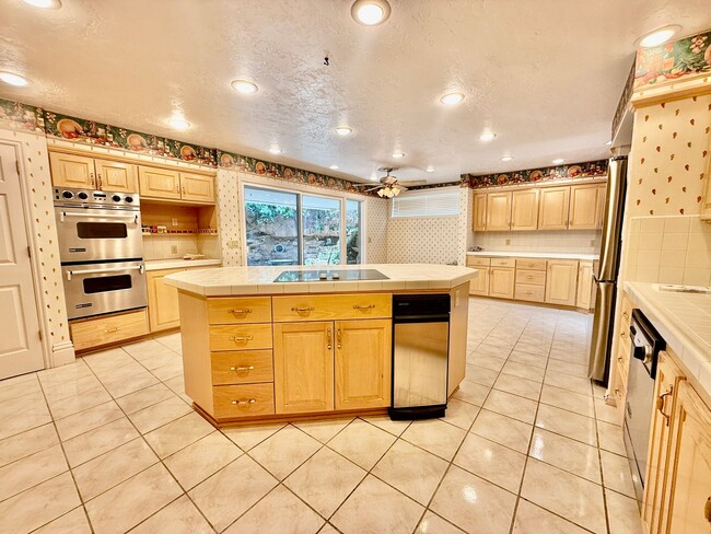 Building Photo - Distinctive and Spacious 5-BR Home in Bloomington