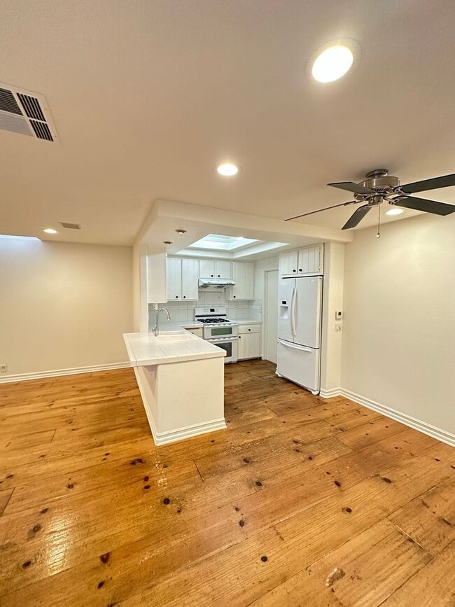 Building Photo - 3 Bedroom Irvine Home - Large Master Suite w/ Wood Floors - Beautiful!!!!!