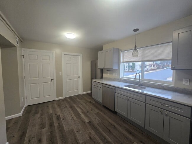 Building Photo - NEW LISTING: 1-Bed w/ Private Laundry & Parking