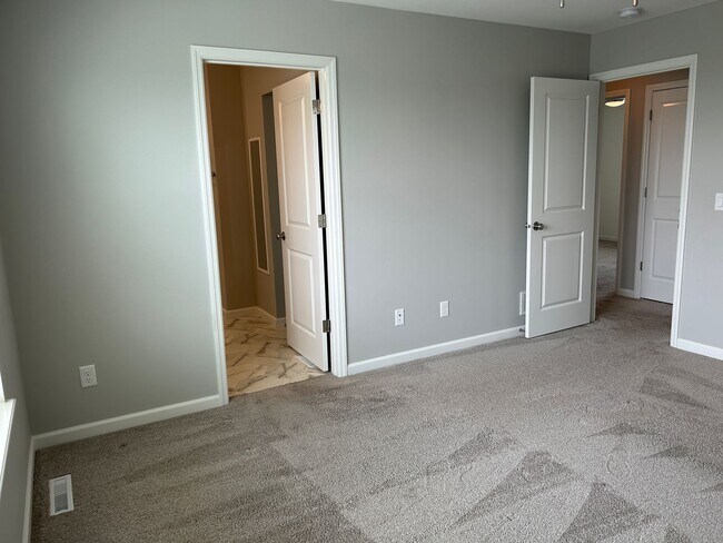 Building Photo - Available in August - Spacious 4 Bedroom, 3 Bathroom Home in the Linn-Mar School District