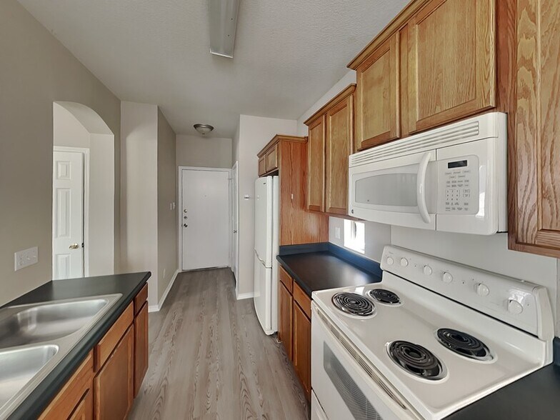 Building Photo - 1250 Nicholas Manor